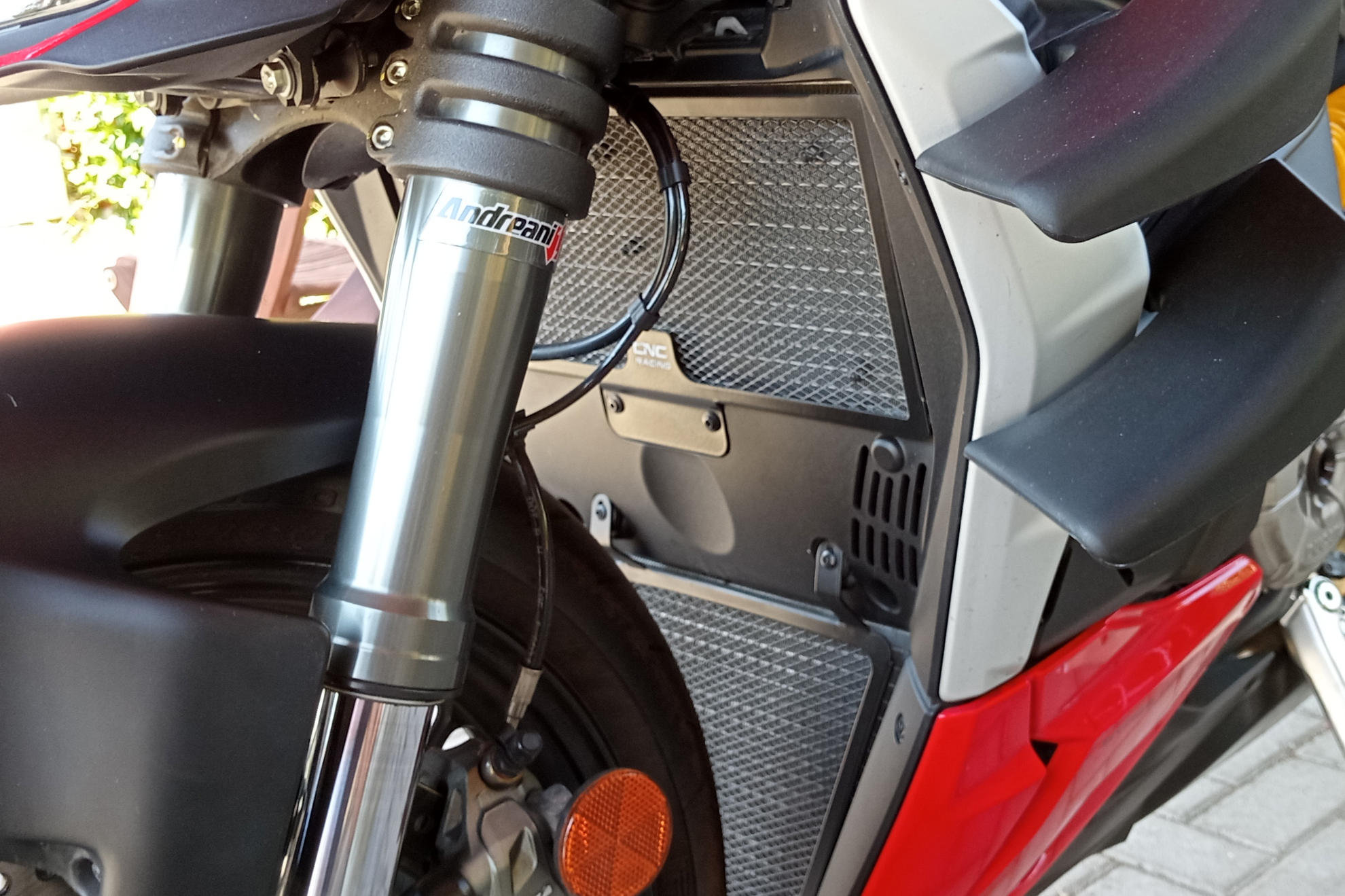 CNC Racing カーボン ラジエターサイドカバーDucati STFV2