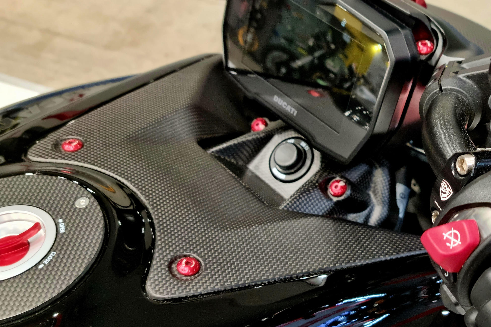 Ignition switch cover Ducati Diavel V4 - Carbon | Cnc Racing