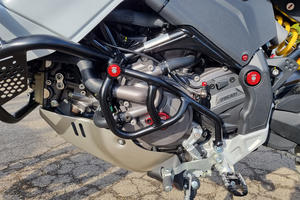 Protezione pompa acqua Ducati DesertX in tubi di acciaio CNC Racing