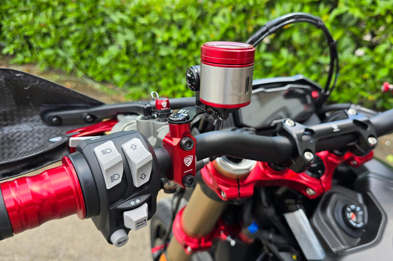 Brembo Master cylinder clamp with Mirror Mount thread M10 clockwise