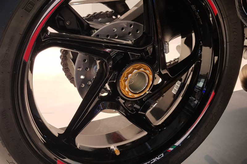 Rear wheel nut RH BICOLOR