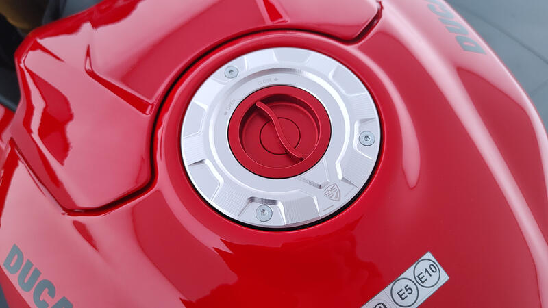 Fuel tank cap - flange Gear