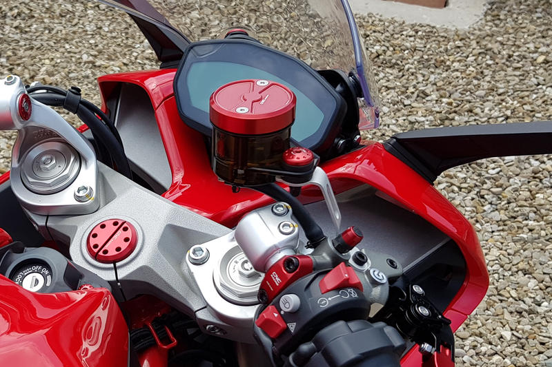 Screw front brake/clutch tank fluid