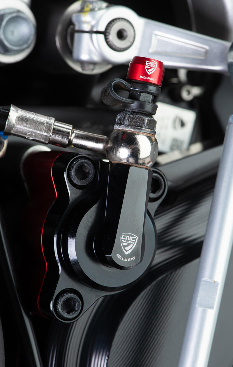 Universal billet bleed valve cover kit for Brembo 