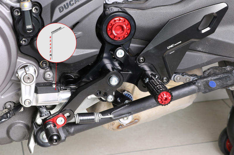 Adjustable rear sets rider Ducati Monster 937