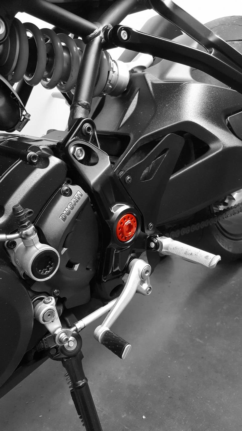  Central bolt kit for OEM rearsets Ducati