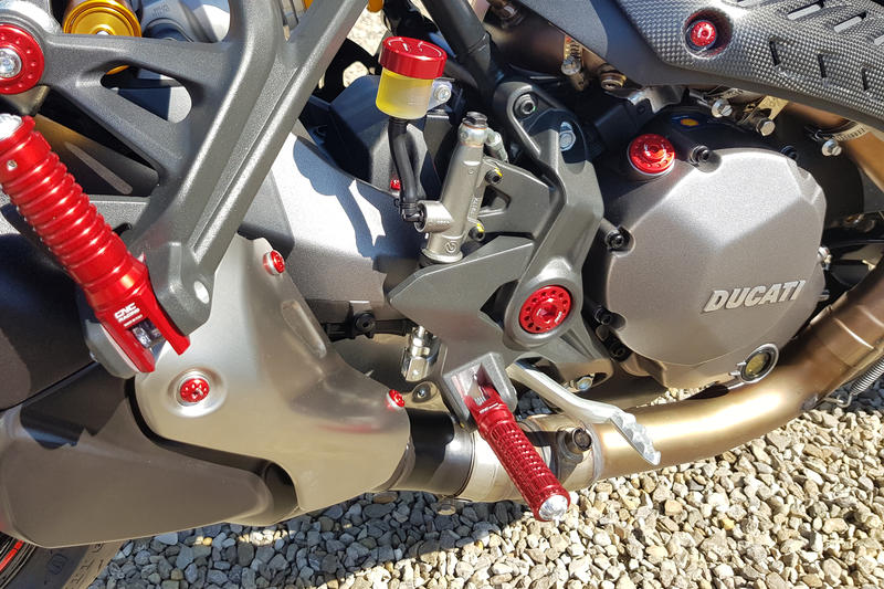  Central bolt kit for OEM rearsets Ducati