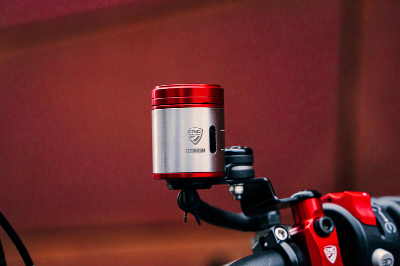 Fluid tank 25 ml for front brake - Titanium