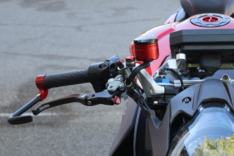 Fluid tank mounting bracket