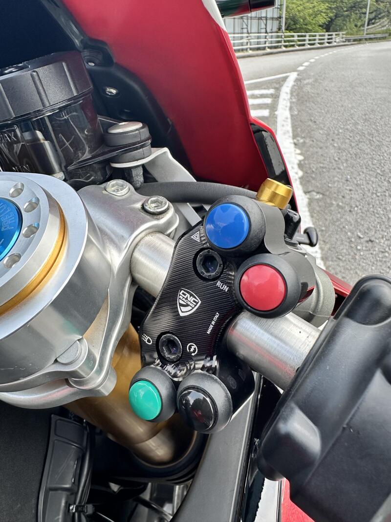 Right handlebar switch OEM and RCS Brembo brake master cylinder for Ducati Streetfighter V4