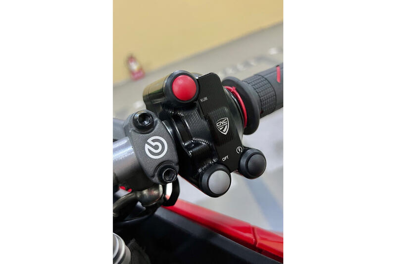 Right handlebar switch on throttle control unit cover Ducati