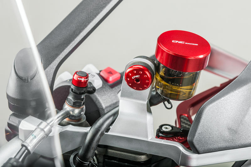 Clutch fluid reservoir cap - Streaks
