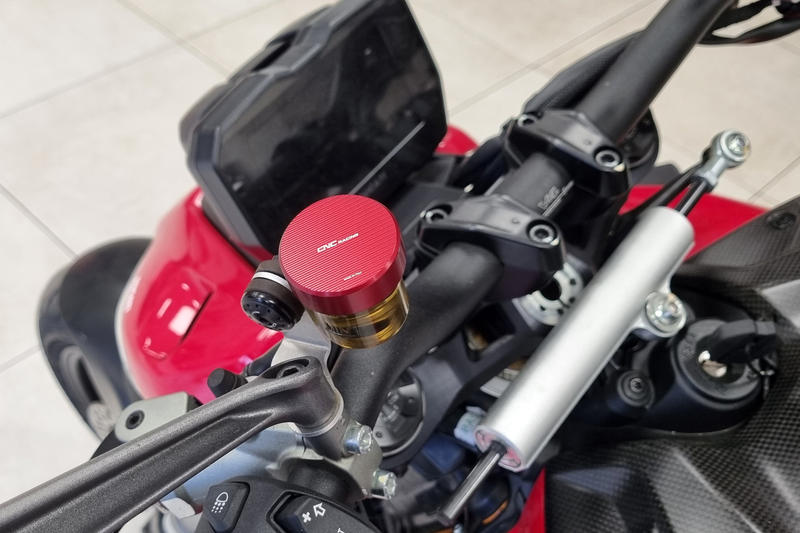 Clutch fluid reservoir cap - Streaks