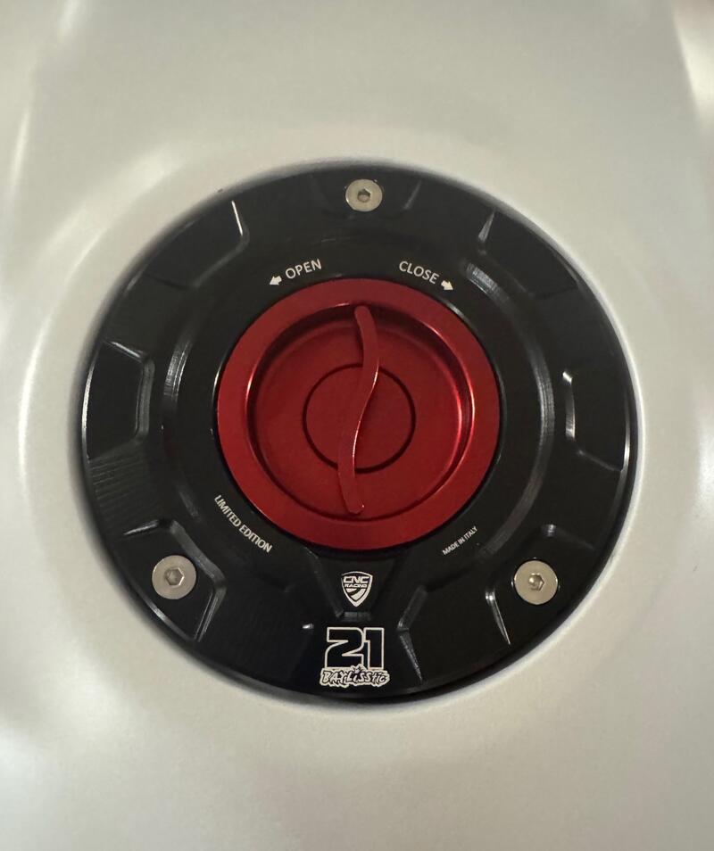 Fuel tank cap - Troy Bayliss Limited Edition