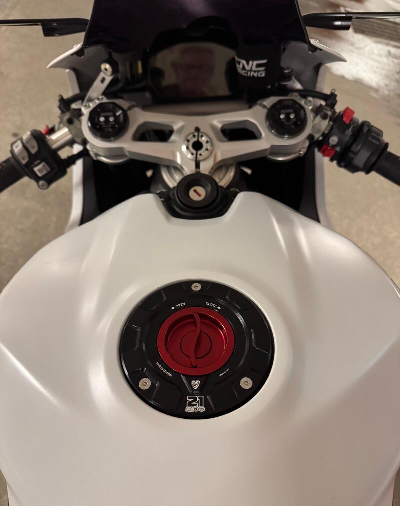 Fuel tank cap - Troy Bayliss Limited Edition