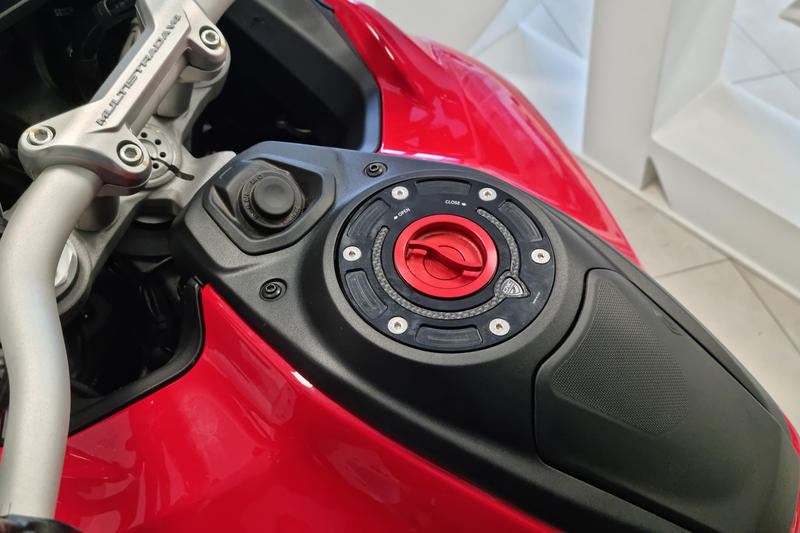 Fuel tank cap - flange Carbon