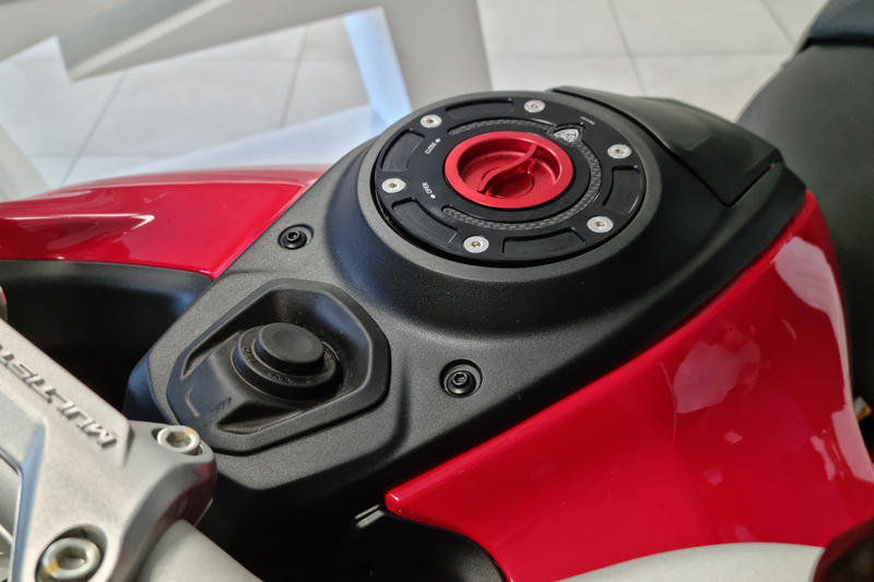Fuel tank cap - flange Carbon