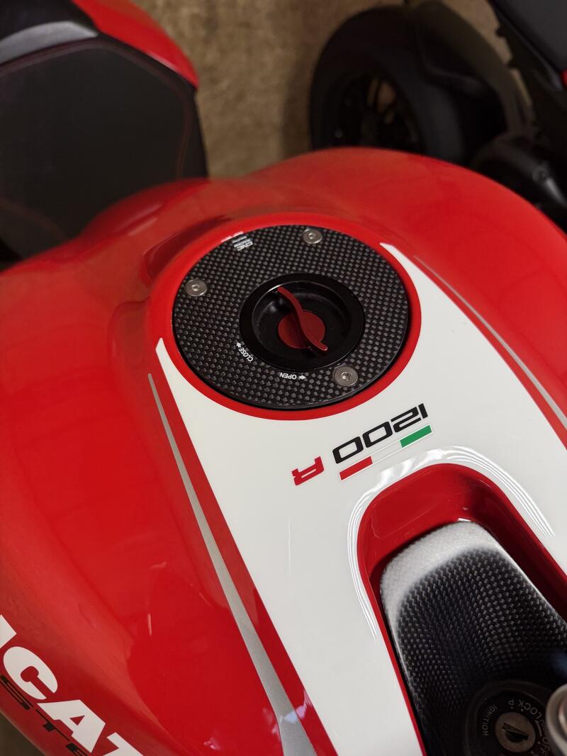 Fuel tank cap with flange carbon fiber