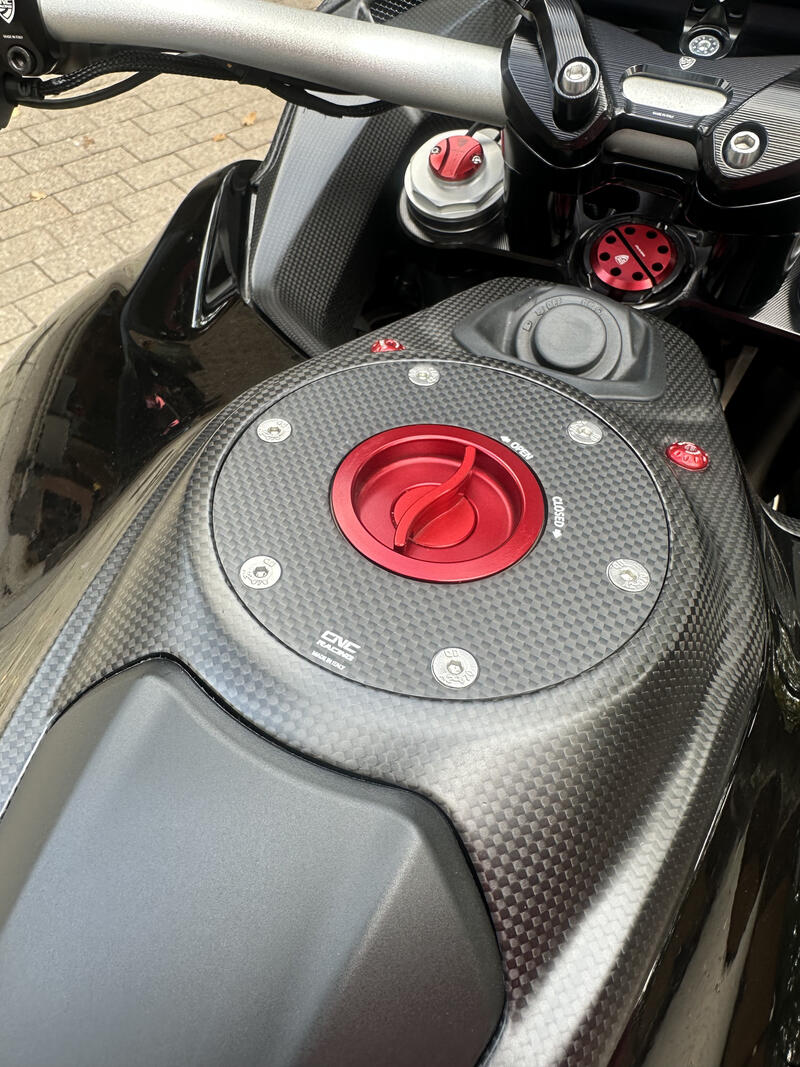 Fuel tank cap flange with carbon fiber for Ducati Diavel, Hypermotard and Multistrada