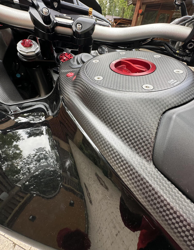 Fuel tank cap flange with carbon fiber for Ducati Diavel, Hypermotard and Multistrada
