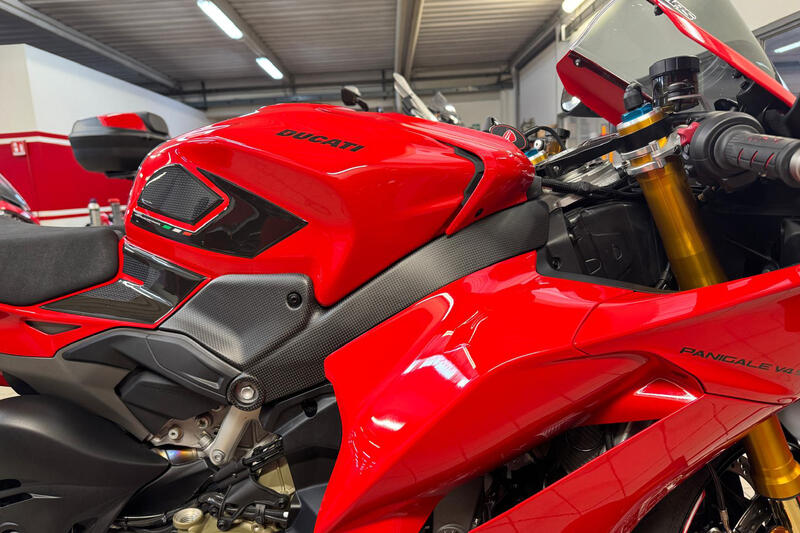 Tank lower covers left and right Ducati Panigale V4 - Carbon