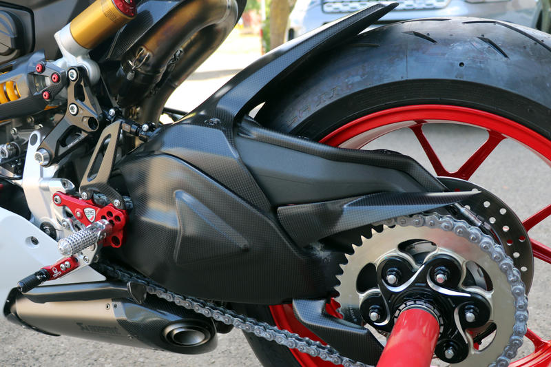 Protezione forcellone con pinnetta in carbonio Ducati SBK serie Panigale