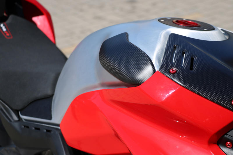 Fuel tank slider Carbon/Kevlar