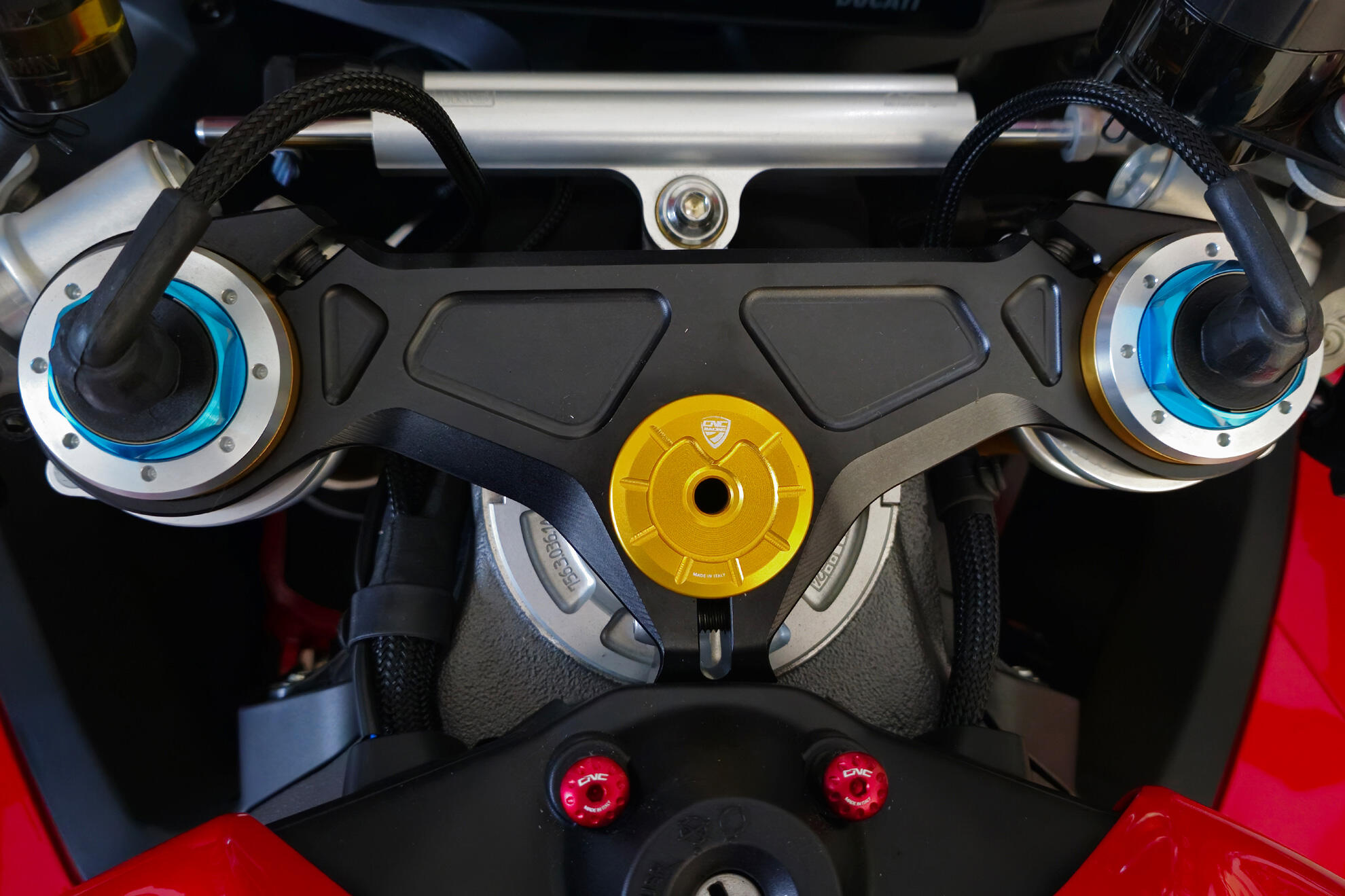 Triple clamps - top plate nut cap Ducati | Cnc Racing
